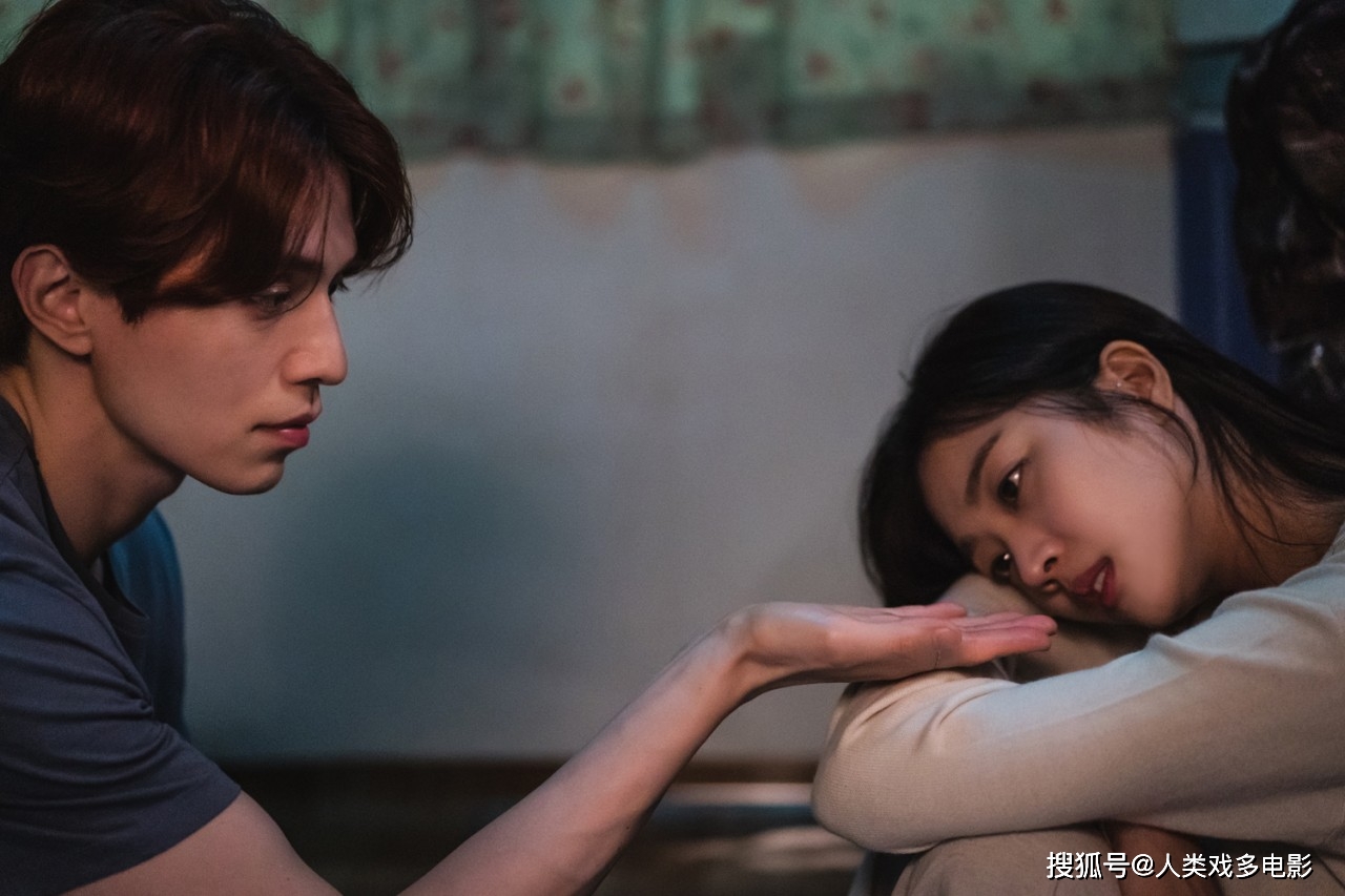 在夺衣婆送阿音去往三途川转世投胎的路上,李然舍不下阿音,于是动用了