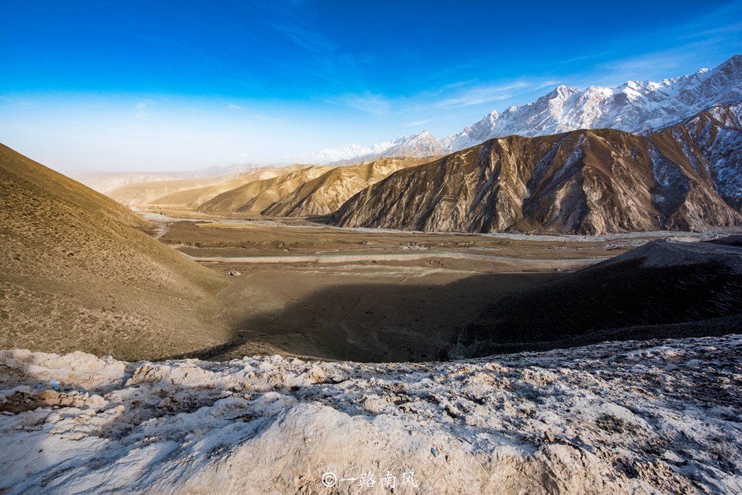 原创深秋一到新疆和田就美成油画路边的胡杨好像披了一身黄金