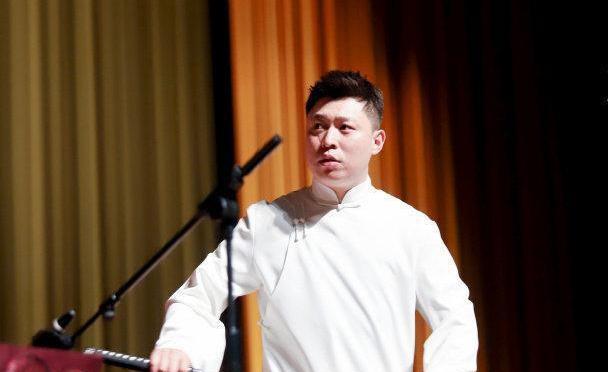德云社又一位演员人设崩塌,曾经的江湖浪子,如今舞台上跳比心舞_李鹤
