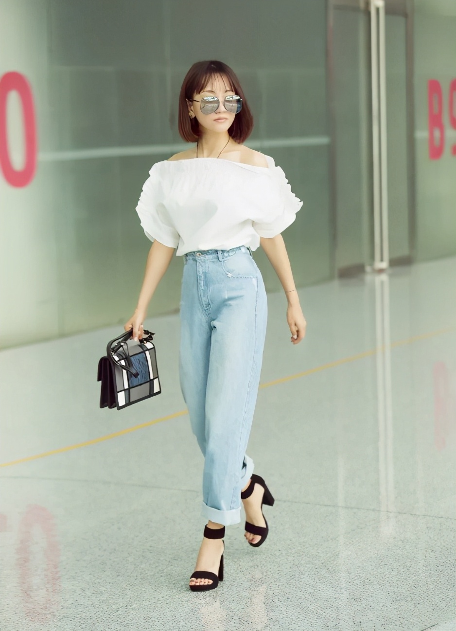 突出大长腿的优势,而且搭配银色的一字高跟鞋,显得特别的迷人大气