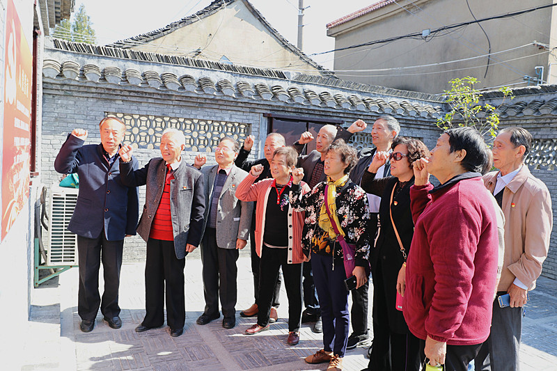 在沙沟市政府旧址老干部们深切感受周奋,郭自强,杨根思,郑光耀等革命