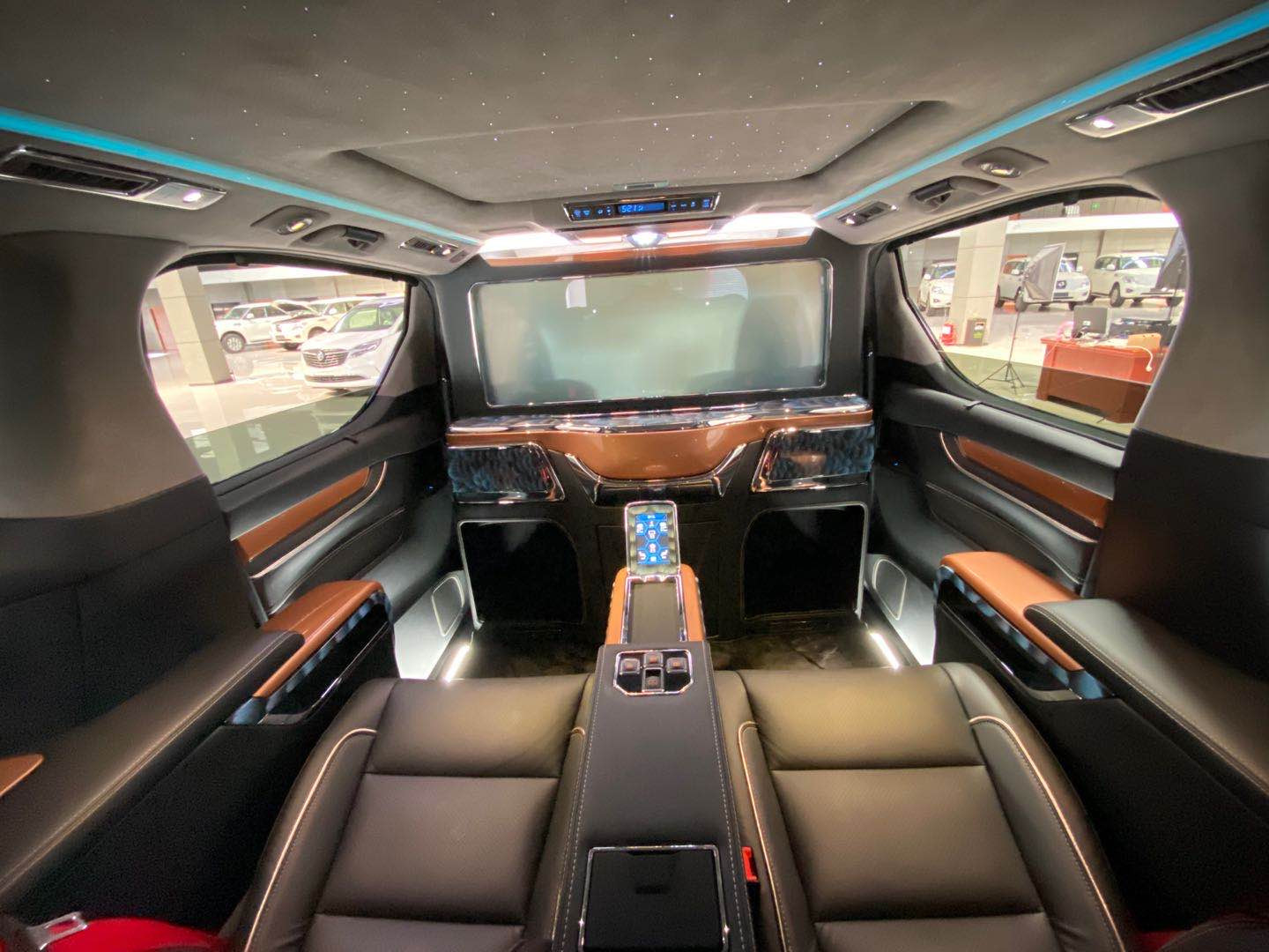 丰田埃尔法改装商务车顶级新内饰价格变化