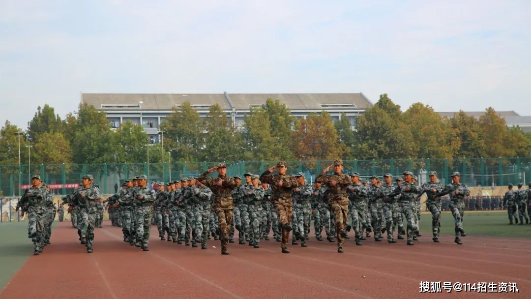 护送国旗国旗护卫队10月25日,军训总结大会在学校凤凰山校区,泰山校区