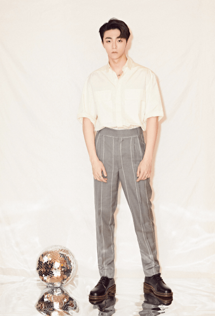 例如这一身穿搭:穿着杏色短袖搭配条纹高腰西装裤,脚上一双黑色皮鞋