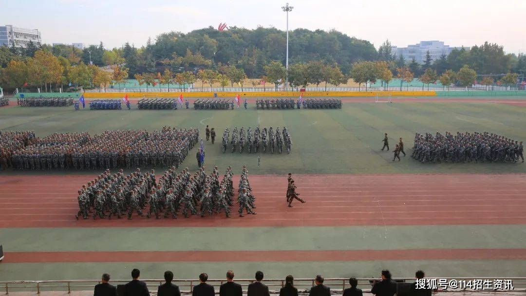 欢笑,不舍中落 下 帷 幕10月25日,军训总结大会在学校凤凰山校区,泰山