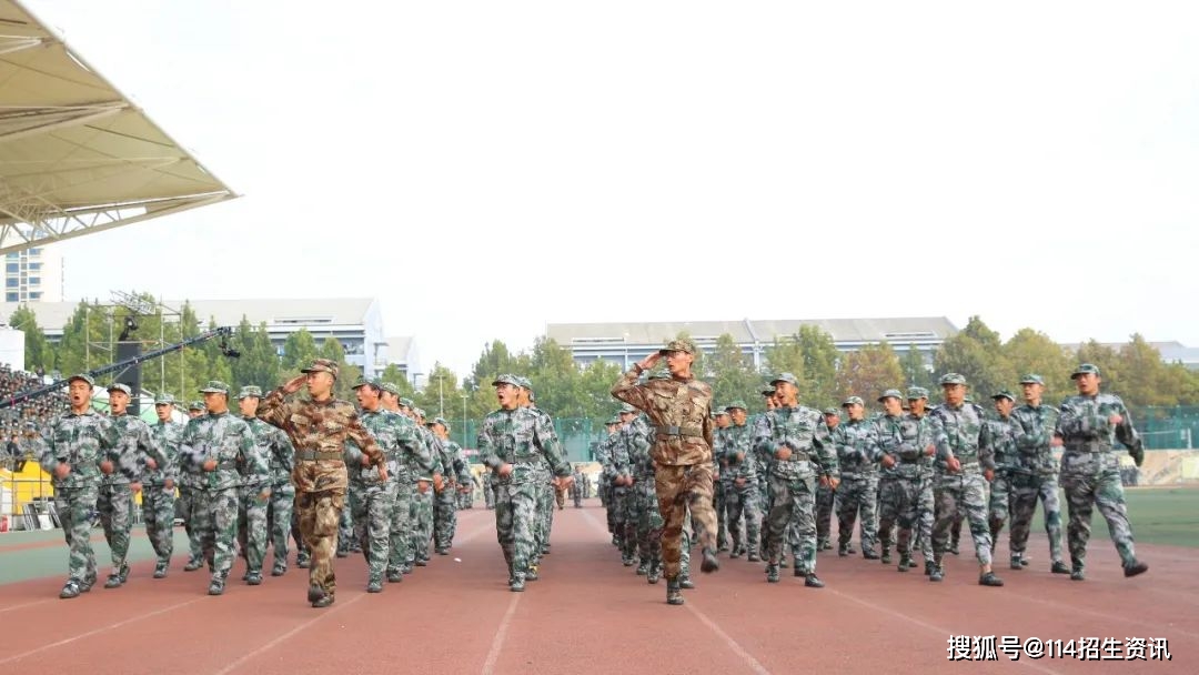 护送国旗国旗护卫队10月25日,军训总结大会在学校凤凰山校区,泰山校区