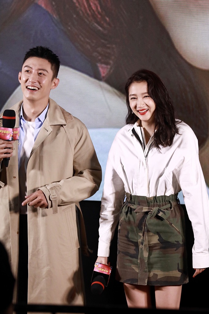 关晓彤涂红唇穿半裙秀美腿黄景瑜官鸿斗帅超养眼