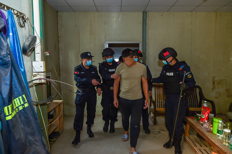 警方突击入屋抓捕犯罪嫌疑人全媒体记者 韦昌鸿 摄