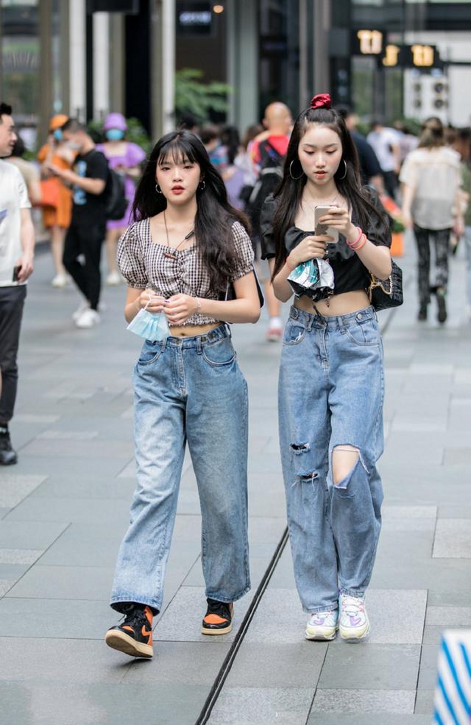 路人街拍,美女米黄色开衫搭配打底裤,十分清爽利落_手机搜狐网