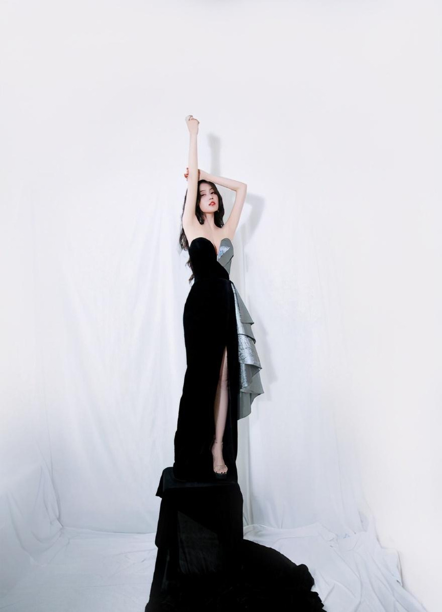 白鹿身材曲线优越一袭低胸银黑拼接长裙效果性感美艳名门泽佳