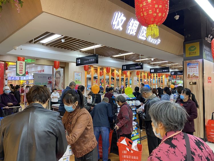 巨型蛋糕全城共享,欢乐购超市这波操作太有爱了