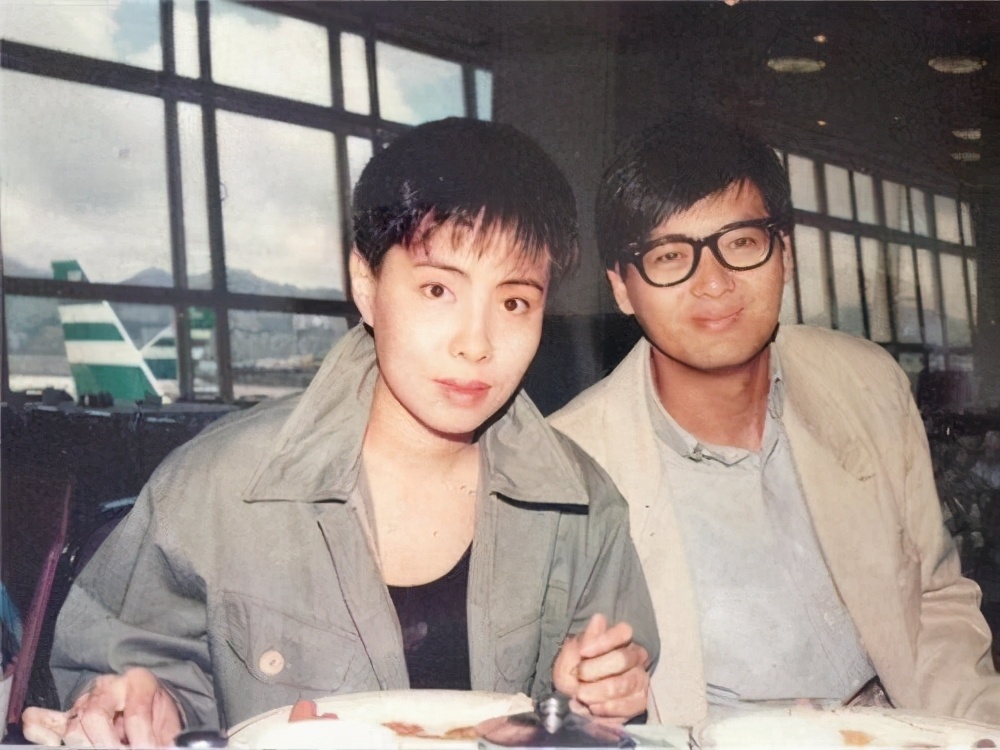 香港巨星周润发,为何选择其貌不扬的陈荟莲,多年后才知他的聪明_手机