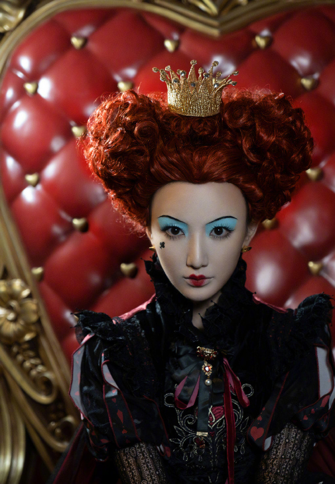 名门泽佳毛晓彤cos红皇后头戴皇冠手拿权杖效果表现力十足