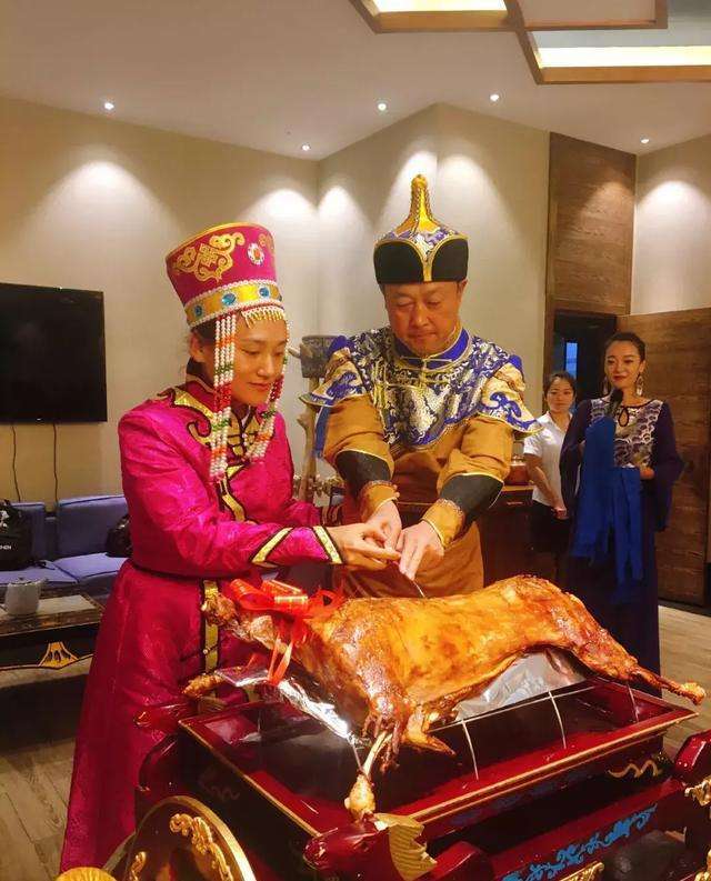 烤全羊是蒙古族传统名菜,为招待贵宾或举行重大庆典时的盛宴特制的