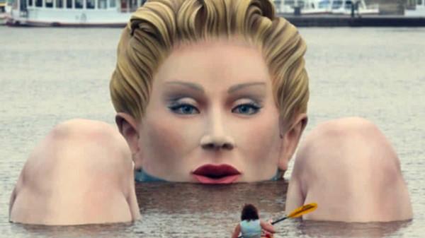 欧洲"美女雕像"沐浴河中,因游客的不雅行为,不到10天就被拆除