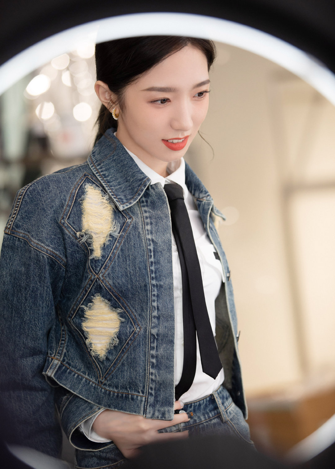 孟美岐这回造型也翻车了!破洞不够渔网来凑,显得腿短个子矮