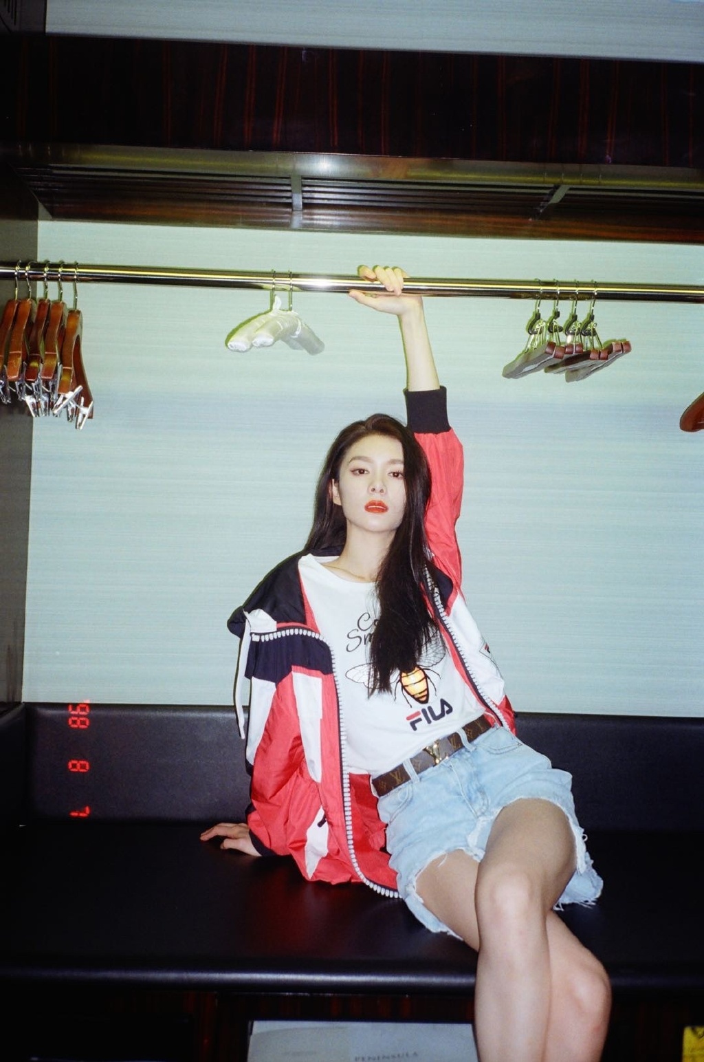 傅菁好气质真不是吹的,穿拼接外套配牛仔短裤,涂红唇可盐可甜