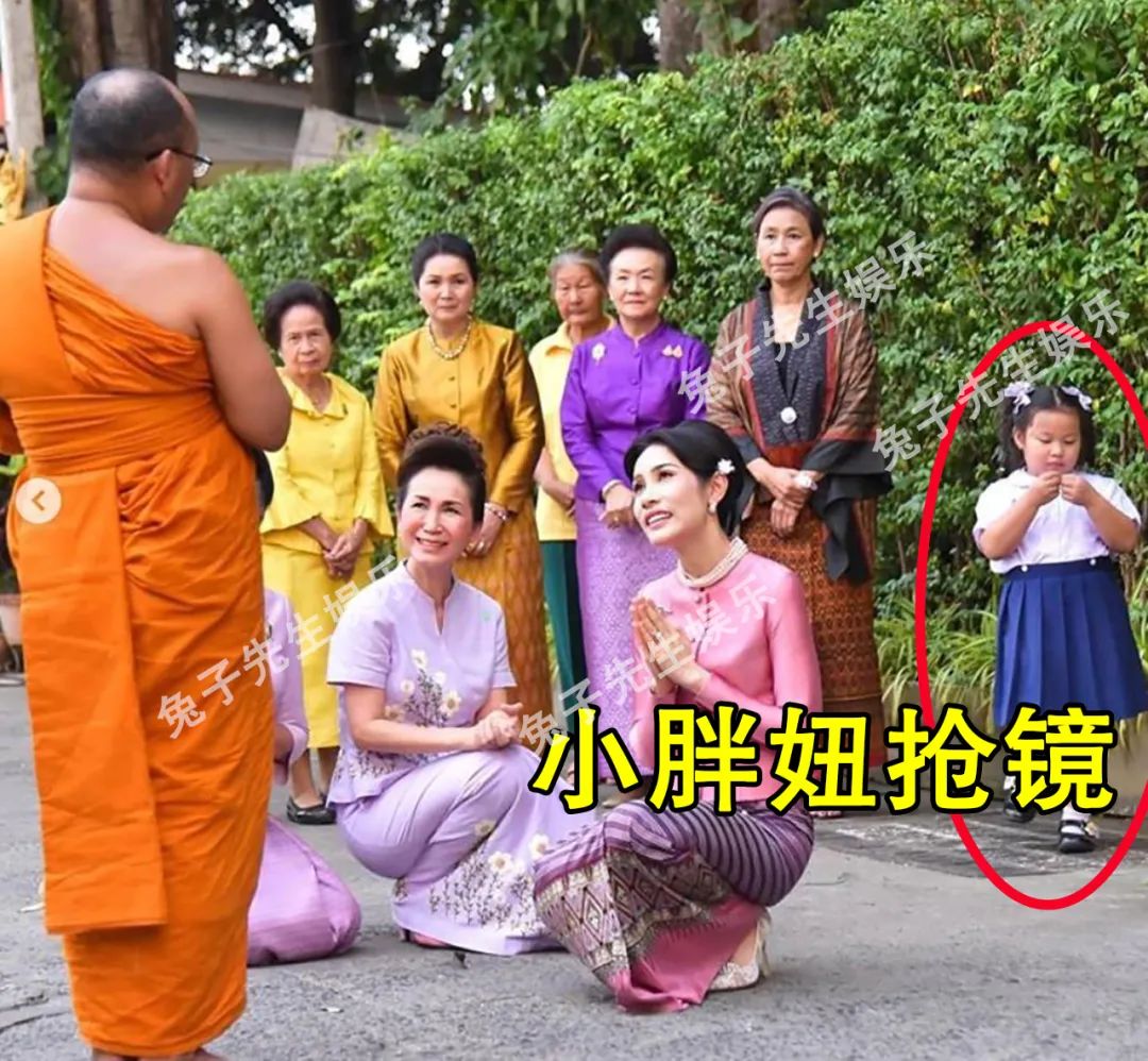 泰国贵妃比王后更受欢迎遇到可爱小胖妞跪拜一个动作暖人心脾