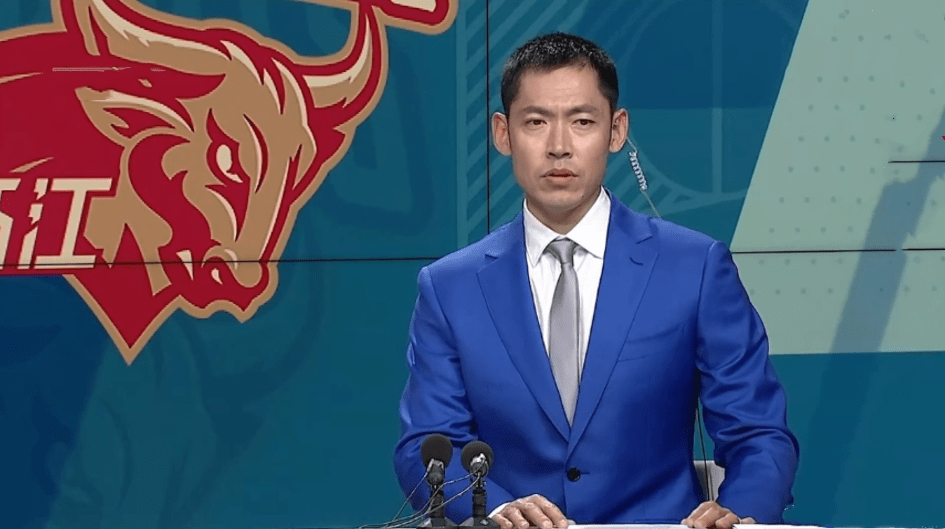 男篮名宿完成解说处子秀,给孙铭徽提出建议,吴前解读获胜关键_张庆鹏