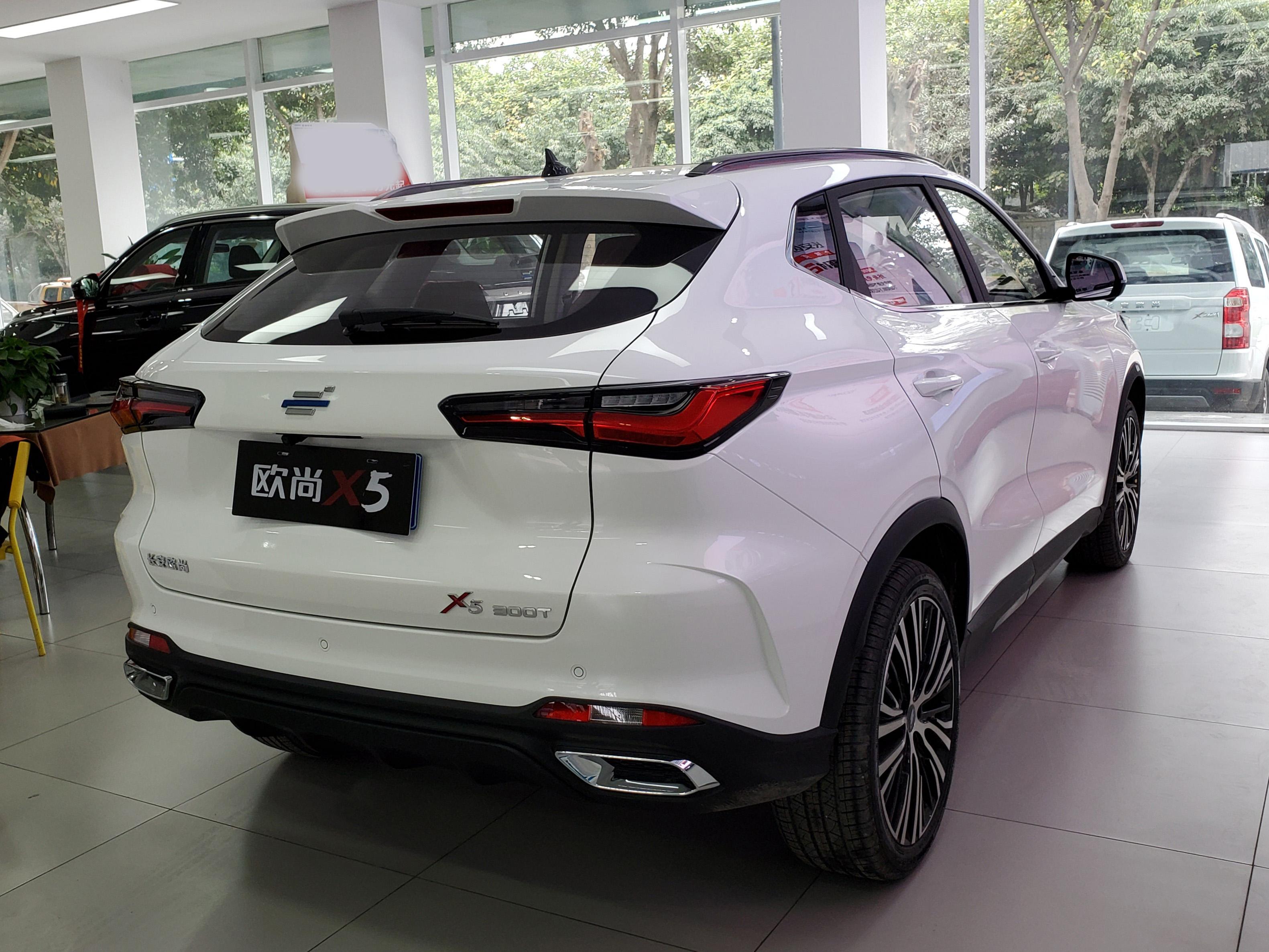 探店实拍长安欧尚x5,10万级suv玩设计美学?看完再评价