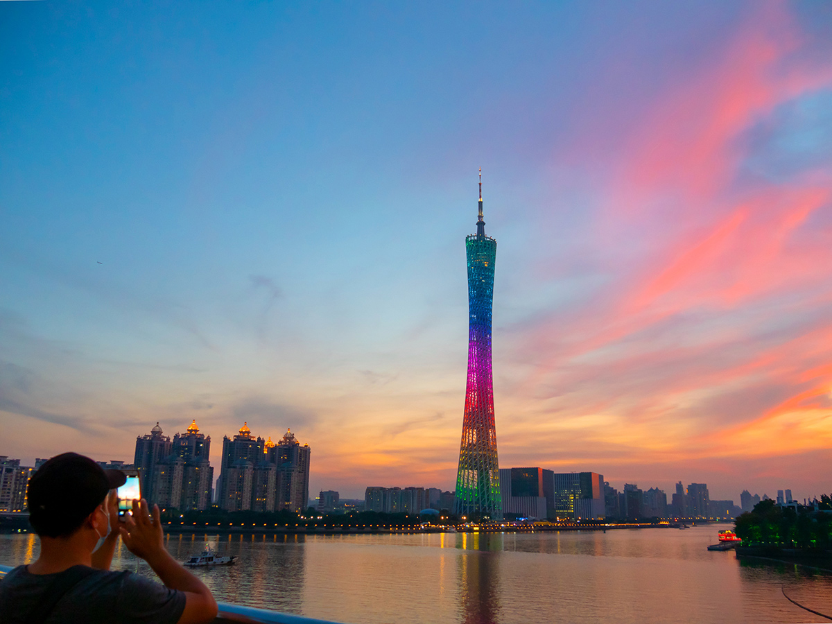 台风莫拉菲来袭彩霞衬着广州小蛮腰傍晚美成画卷