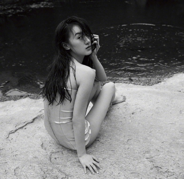 袁冰妍成"森林精灵",穿淡黄色层叠长裙配山茶花,优雅而高级