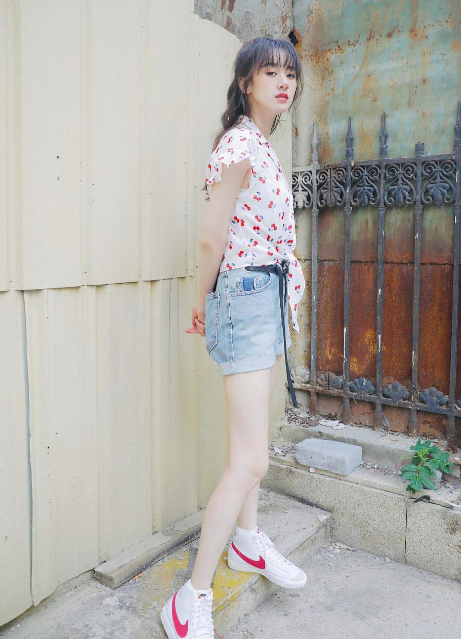 袁冰妍好会秀腿高腰皮质短裤只到大腿踮起脚尖显得线条好完美