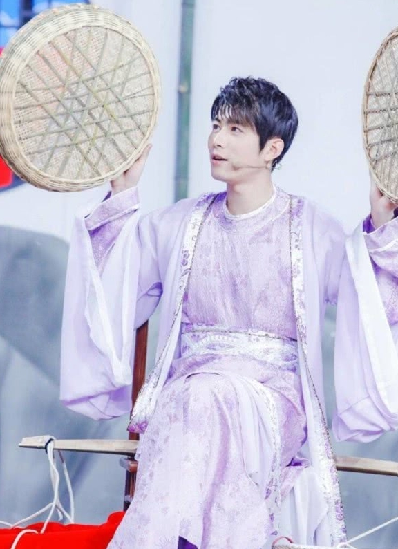 陈学冬也是大家觉得很帅气的一位男神了,在穿搭方面的驾驭能力也是蛮