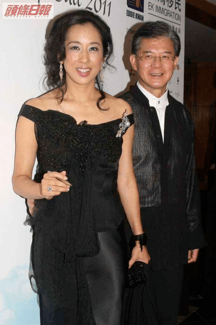 原创两嫁豪门的朱玲玲不一般,穿复古旗袍贵妇范十足,碾压身旁亲家母