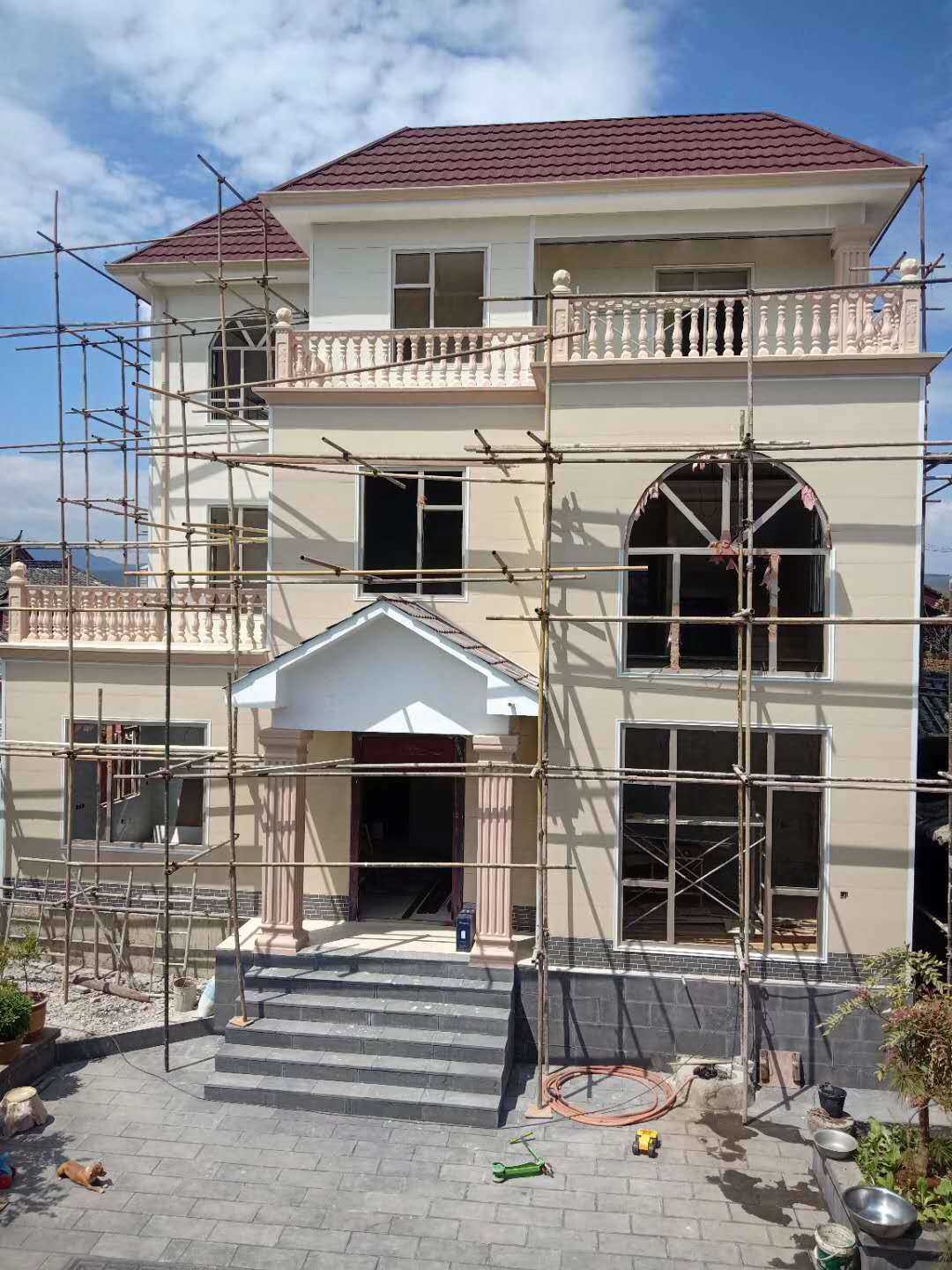 的组装,也不担心找不到劳务队难以进行施工,轻钢别墅是轻体力劳动的