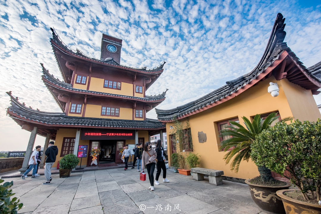 寧波僅存的千年鼓樓,前面是全市最繁華的步行街,登樓可觀全景