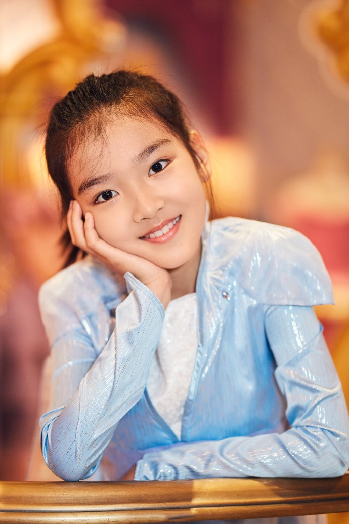 从《隐秘的角落》走出的10岁小戏骨王圣迪,变身爱丽丝,灵动俏皮