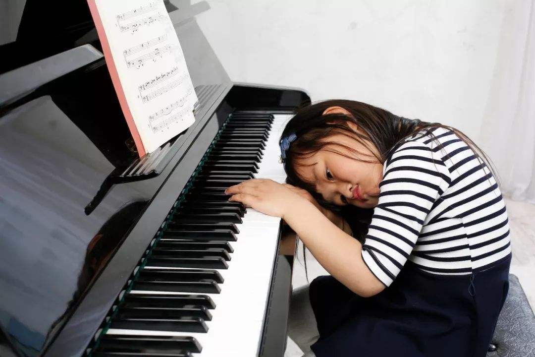 原创女儿弹琴崩溃当场大哭直言真的太难了暴露许多家庭现状