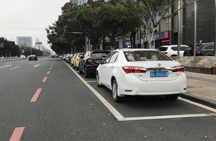 惠州市区路边开始画格子收停车费公司行为政府未批复