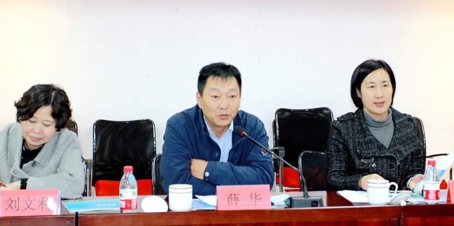 区财政局局长薛华主持座谈会,区民政局党工委委员,党政办主任王潇就