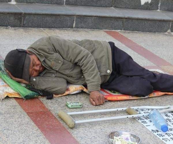 原创善良大妈救助乞丐一万块钱,都说受骗,一月后却收到还款短信