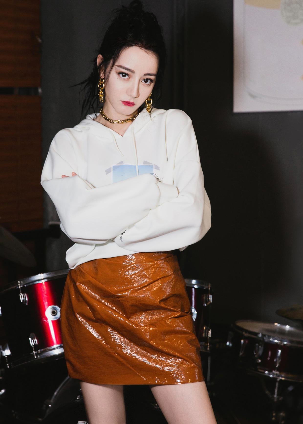 迪丽热巴街拍火了卫衣搭牛仔裤女人味十足这样的女人谁不喜欢