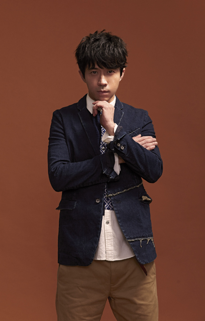 50岁光良近照曝光,身材依旧壮实,风采不减当年.