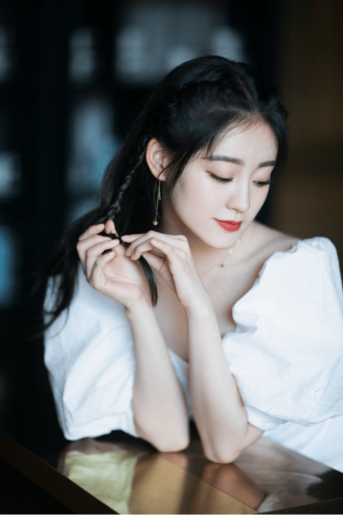 祝绪丹"暗黑风"红毯造型气质气场超牛!抹胸礼服性感优雅,真美