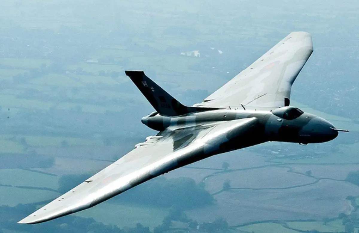 细节说明:战略轰炸机有多牛,弹仓能让成年男子站直了