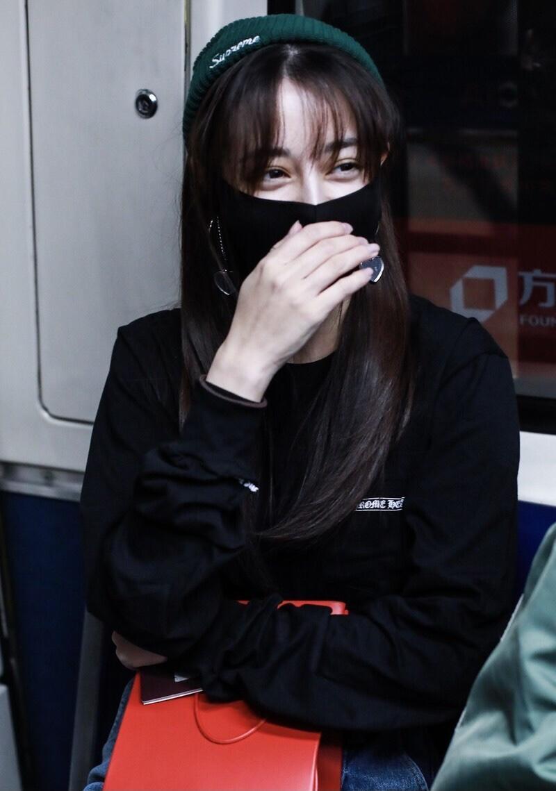 原创迪丽热巴街拍火了卫衣搭牛仔裤女人味十足这样的女人谁不喜欢