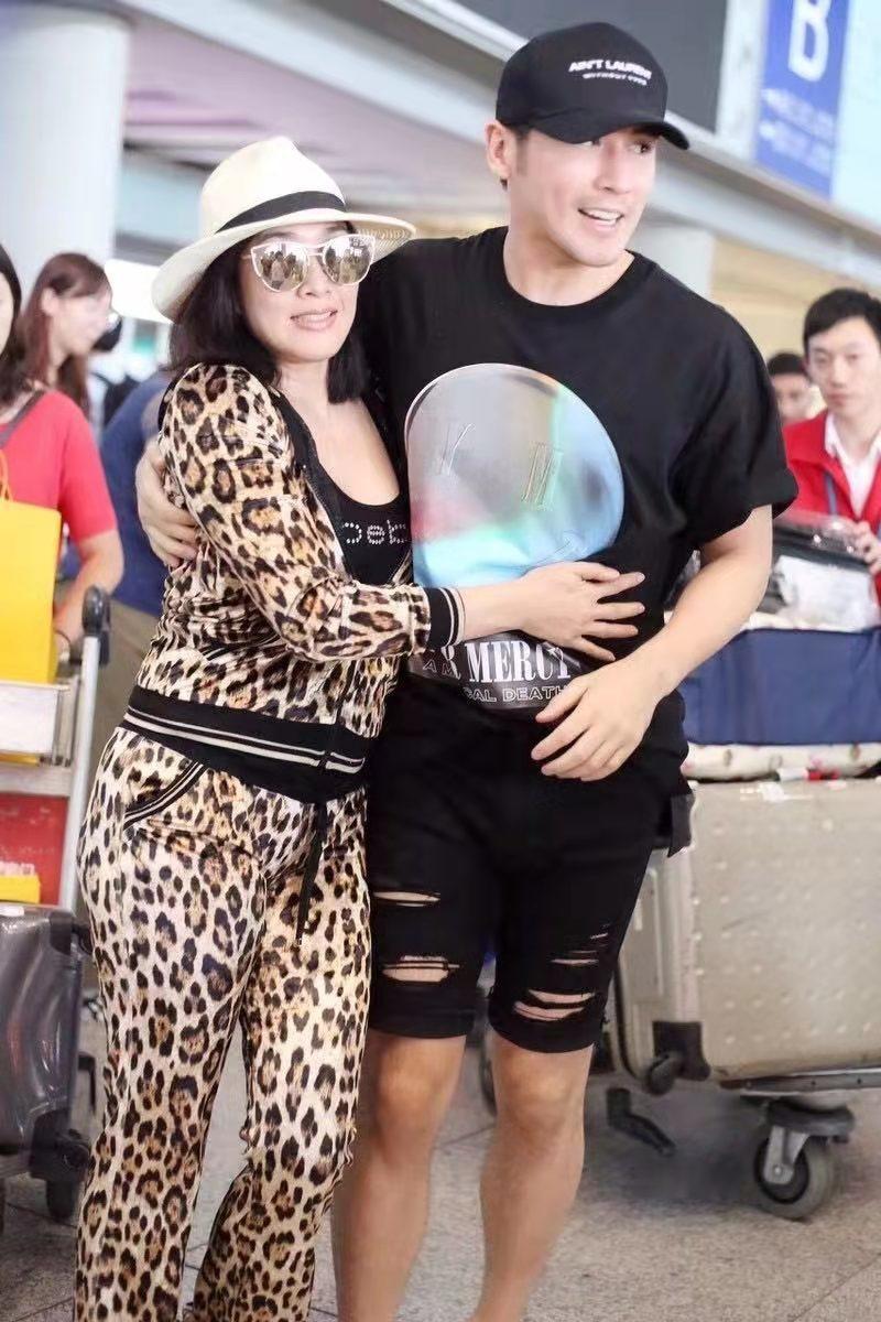 原创钟丽缇与老公高调出镜内衣外穿太抢镜敢穿才会好时髦