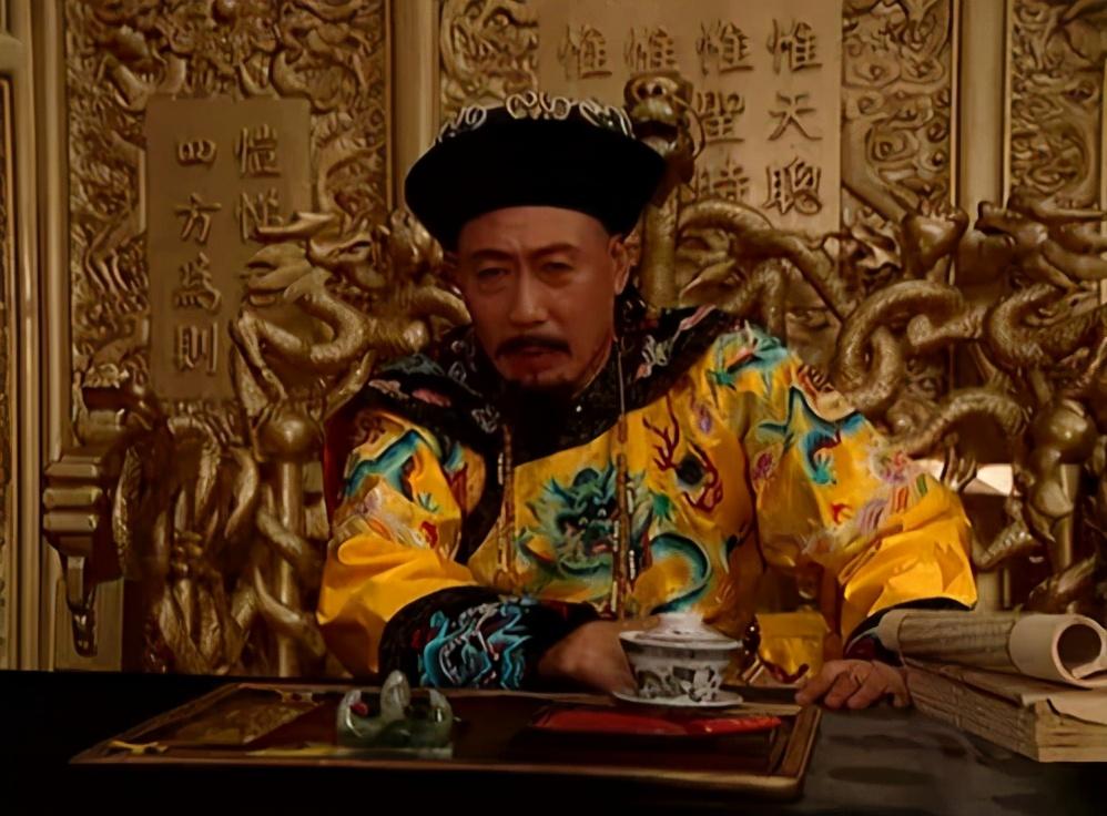 焦恩的"康熙帝"有气势和举止, 表面上看似仁慈宽容,但转眼间他杀伐