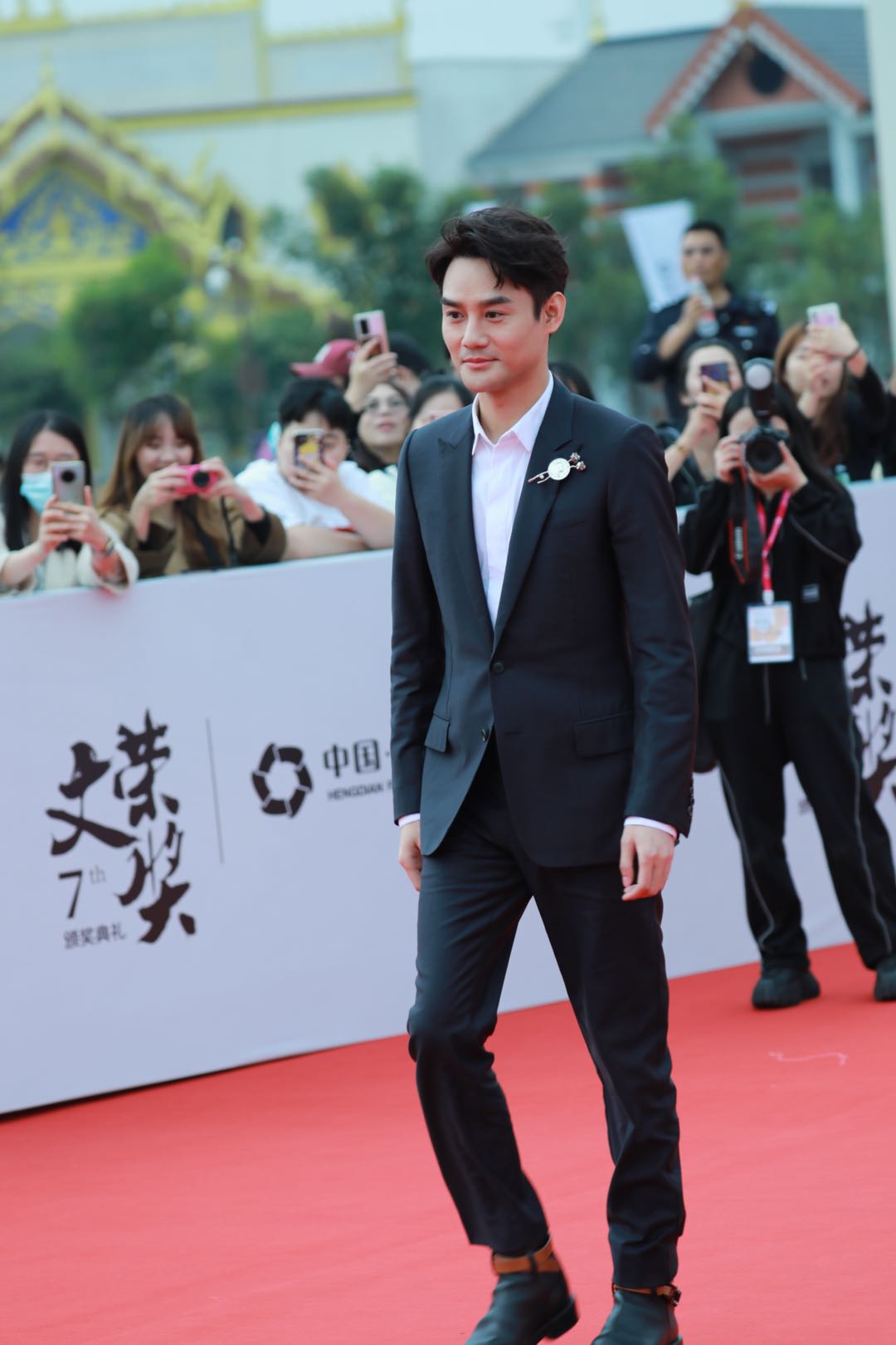 文荣奖红毯王凯西装帅气现身景甜陈都灵深v裙比美