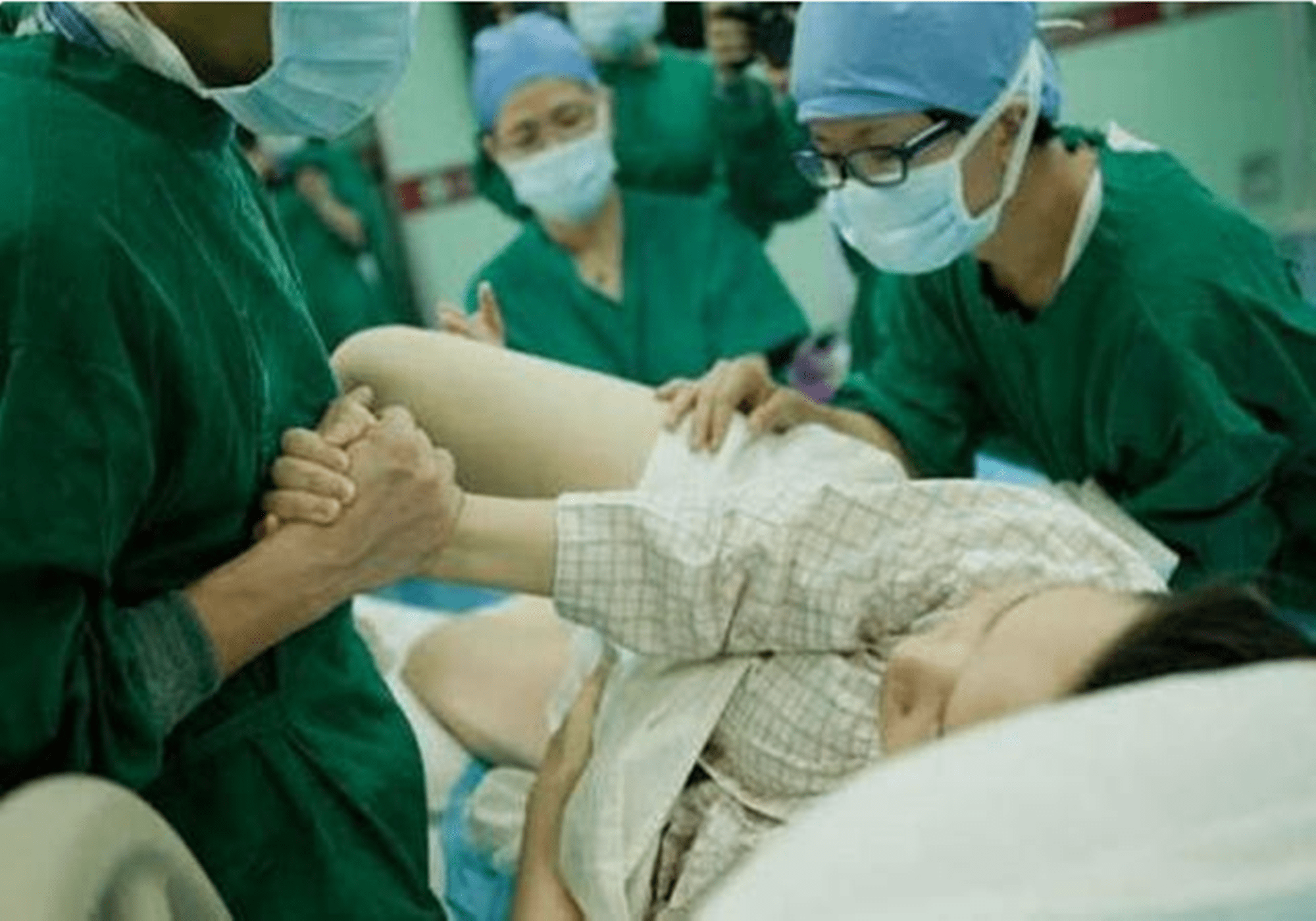 妇产科男医生,甚至还要遭到众人的"围观",致使本就紧张的分娩过程变得