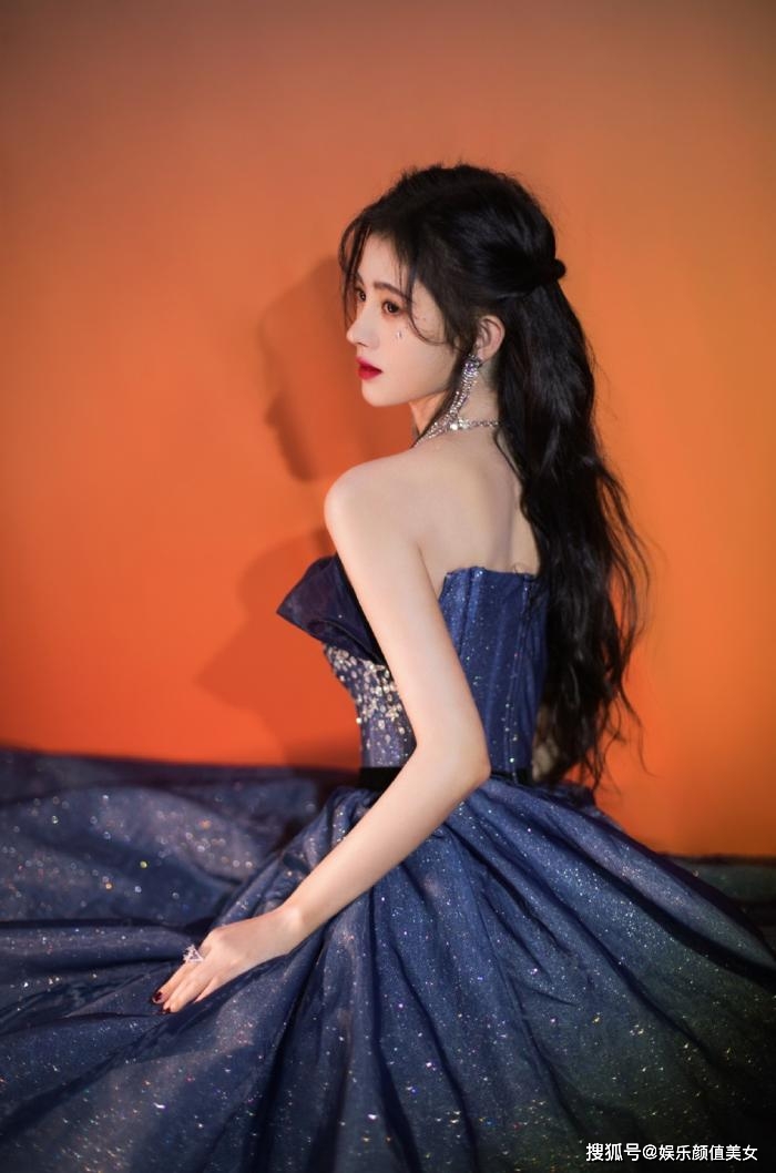 鞠婧祎最新写真新造型蓝色抹胸纱裙美艳似公主太美了