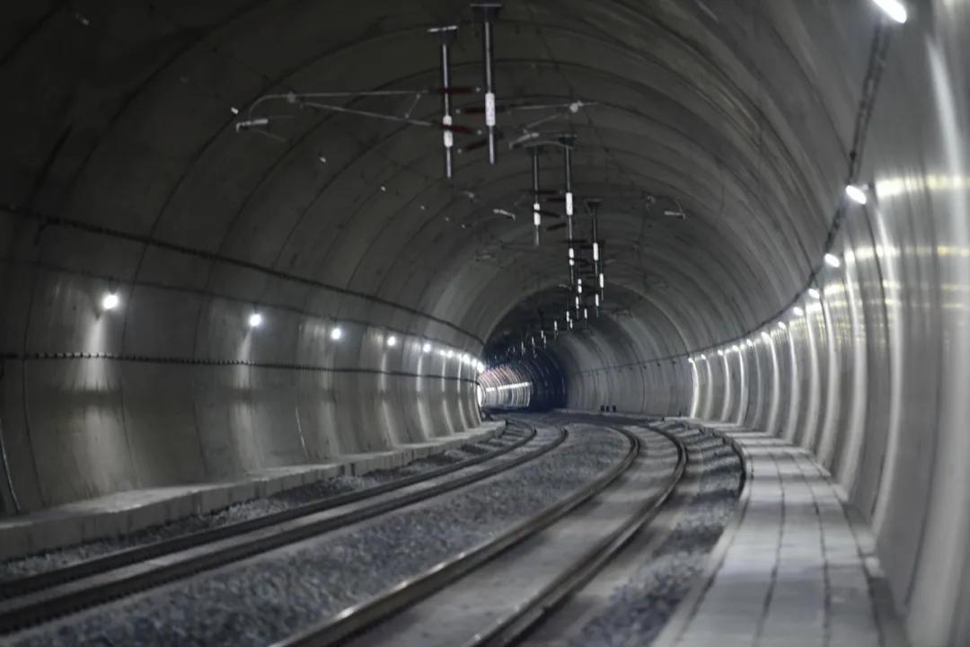 近距离观赏平潭高铁站和平潭公铁大桥,美不胜收!_隧道