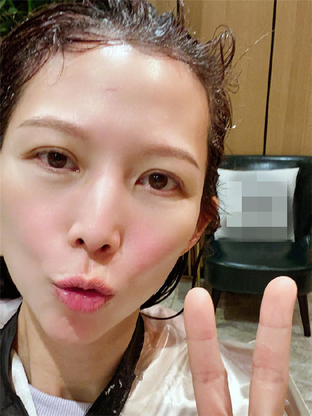 蔡少芬大方晒出素颜照毫无偶像包袱皮肤保养非常好