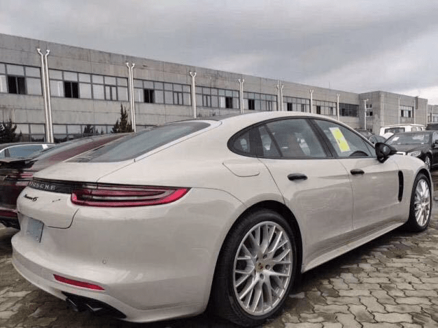 保时捷帕拉梅拉内饰方面:首先映入眼帘的是一块硕大的12.