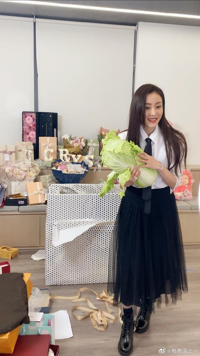 流量女星过生日收到奇葩礼物,这也太东北了,网友:回家可以腌了_张天